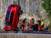 Volvo fa cadere auto da 30 metri per studiare la sicurezza